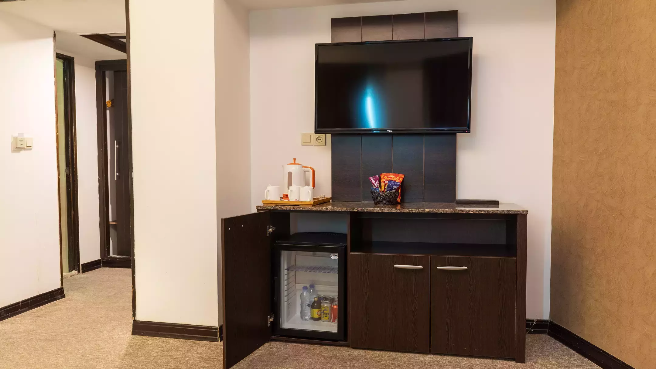 Alibaba https://cdn.alibaba.ir/ostorage/hotel-accommodation-images/670535b0666674792fccc602_66e822fbdf008c145c7c7053_هتل صدف - سوئیت سه تخته دبل سینگل (جونیور) (2).webp